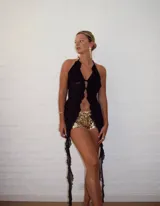 Mini short dorado cubierto de lentejuelas.