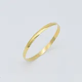 Esclava rígida tipo bombé de diseño minimalista, fabricada en oro 18k con acabado pulido brillante.
