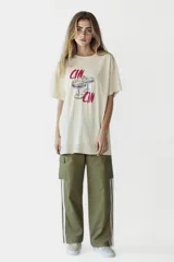 Remera beige de corte holgado con estampado de copas de cóctel y la palabra 'CIN CIN' en color borgoña.