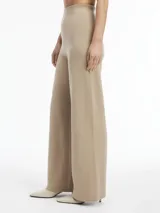 Pantalón de lana color beige, de corte recto y talle alto.