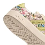 Championes Adidas x Farm modelo Streettalk de mujer, en tonos beige con estampado floral y detalles de las tres tiras bordadas en verde claro.