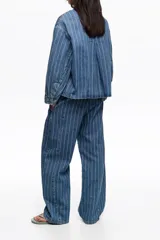 Pantalón de jean estilo balloon, color azul con diseño de rayas verticales finas en tono claro. Cuenta con tiro medio y corte amplio en las piernas.