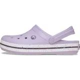Zueco Crocs Crocband™ Speckled Band color lavanda con suela blanca con motas de colores.
