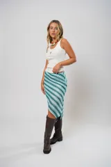 Minifalda con estampado geométrico en tonos celeste, blanco y verde.