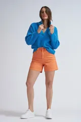 Short de jean de tiro alto, color naranja, con cierre y botón frontal, y bolsillos laterales y traseros.