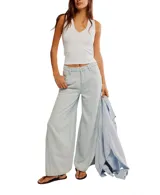 Pantalón de jean celeste, de corte amplio y tiro alto.