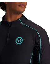 Campera deportiva Under Armour de hombre, colaboración con Mansory, color negro con detalles en turquesa. Presenta cierre frontal con medio cierre, cuello alto, mangas largas con orificios para los pulgares y logo de Under Armour en el pecho. Las mangas tienen un diseño geométrico en relieve. Corte ajustado.