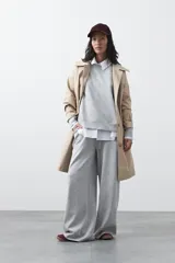 Buzo de manga larga color marrón chocolate, con silueta relajada, hombros caídos y diseño minimalista. Confeccionado en tejido suave con caída fluida.