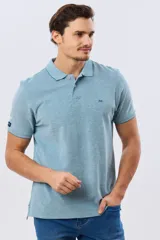 Remera polo piqué de algodón color amarillo, con cuello y puños acanalados, y cierre frontal de botones.