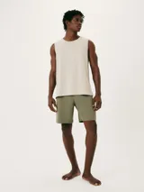 Pijama masculino compuesto por una musculosa sin mangas color beige melange y un short de algodón color verde oliva.
