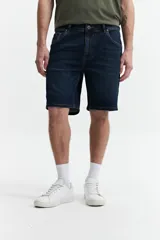 Bermuda de jean celeste, corte recto, con bolsillos delanteros y traseros, y presillas para cinturón.