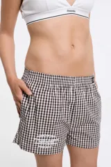 Short de tela a cuadros celeste y blanco con cintura elástica y bolsillos laterales.