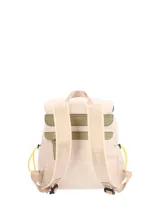 Mochila acolchada de poliéster reciclado color crema, modelo Rutter de Hush Puppies. Cuenta con compartimiento principal con solapa, doble bolsillo delantero con cierre, bolsillos laterales con cordón ajustable, y detalles en tonos verde oliva y amarillo.
