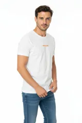 Remera de algodón blanca con cuello redondo, manga corta y estampado pequeño en el pecho con la frase 'TROPICAL HUES' en color naranja.