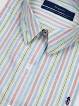 Camisa de dama de corte suelto, marca Tranquera, con diseño de rayas verticales en tonos rosado, celeste, amarillo y blanco. Presenta cuello camisero, cierre frontal con botones y bordado pequeño en el bajo.