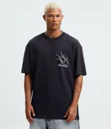 Remera negra de algodón con cuello redondo y manga corta, de corte regular. Presenta estampa localizada en el pecho con el texto "Burn Inside" y un diseño gráfico estilo gótico.