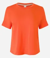 Blusa básica de viscosa color azul marino, con cuello redondo y mangas cortas de diseño cuadrado sin sisas.