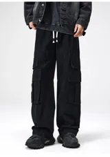 Pantalón cargo ancho de algodón gabardina color beige claro, con cintura elástica y regulable, y múltiples bolsillos cargo con pliegues en las piernas.