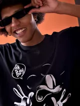 Remera negra con diseño estampado de Mickey Mouse en color blanco con estilo de dibujo animado clásico y texto "Oh Boy".