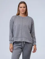 Buzo gris de tejido elastizado, con cuello redondo, mangas largas y corte holgado. Presenta pespunte central en el frente y tajos laterales. Marca Match & Fit.