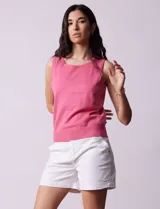 Musculosa tejida color naranja, de hilado fino y cuello redondo.