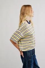 Remera de jersey de algodón con diseño de rayas horizontales en tonos amarillo, celeste y marrón, de calce corto y recto, con escote redondo en contraste, hombros caídos y mangas cortas anchas.