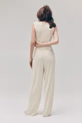 Pantalón de punto fino color beige, de corte relajado con piernas rectas y cintura elástica con cordón ajustable.
