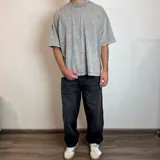 Pantalón jean negro de corte ancho.