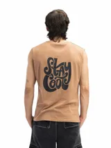 Musculosa de corte oversized color negro, con cuello redondo y estampa frontal en color blanco con la frase 'EASY COME'.