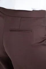 Pantalon de corte baggy y tiro medio, color marrón oscuro, con diseño de pierna ancha y bolsillos laterales.