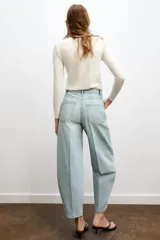 Jeans de tiro medio con corte tapered y largo completo. Presentan diseño de cinco bolsillos, trabillas en la cintura y cierre frontal con cremallera y botón, con un acabado de efecto lavado.
