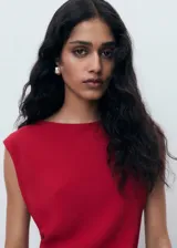 Vestido midi de poliéster color rojo, sin mangas, con cuello redondo y tirantes anchos. Cuenta con diseño entallado, fruncido lateral, forro interior y cierre de cremallera en la parte posterior.