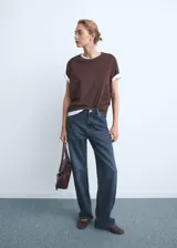 Pantalón de jean azul oscuro con tiro medio, diseño de corte recto, cinco bolsillos, presillas para cinturón y cierre frontal con botón y cremallera.