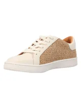 Zapatillas urbanas Hush Puppies modelo Merano, combinan cuero sintético color crema con paneles laterales de tejido tipo rafia. Presentan suela de goma blanca con tecnología Flex para mayor comodidad y cordones al tono.