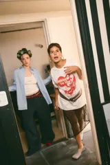 Remerón blanco de algodón con estampado frontal en rojo de un corazón con teléfonos y la frase "Looking for love? call me!" y "The magic is on the line".