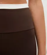 Pantalón legging deportivo color marrón con cintura alta en contraste color blanco. Confeccionado en tejido de poliamida y elastano, de ajuste ceñido al cuerpo.
