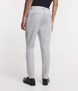 Pantalón de sastrería corte skinny, color gris claro, con trabillas en la cintura, cierre de botón y cremallera, y bolsillos laterales. Confeccionado con tecnología performance que ofrece secado rápido y resistencia a las arrugas.