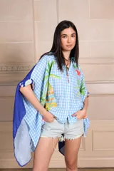 Kimono con estampado frontal de cuadritos y palmeras, espalda con la frase "Peace and Love".