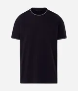 Remera manga corta de algodón color negro, con cuello redondo y ribetes blancos en el cuello y las mangas.