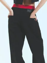 Pantalón de jean negro de tiro medio bajo, corte oversized y confeccionado en algodón grueso.