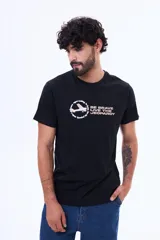 Remera de manga corta y cuello redondo, color negro, con estampa frontal que incluye un avión y el texto 'BE BRAVE LIVE THE JEOPARDY'.