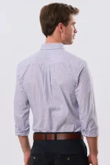 Camisa de manga larga con diseño a cuadros en tonos azul, blanco y rojo, cuello camisero abotonado, bolsillo en el pecho con logo bordado y cierre frontal con botones.