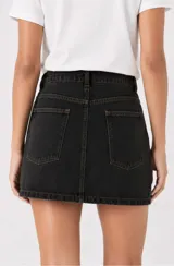 Minifalda de denim negro con diseño recto, tiro alto y costuras con pespuntes en contraste.