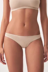 Bombacha colaless color negro, de tiro bajo y confeccionada en tejido suave y elástico.