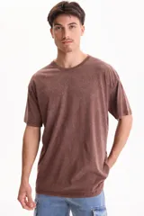 Remera oversize de manga corta y cuello redondo, confeccionada en algodón con acabado lavado estilo vintage.