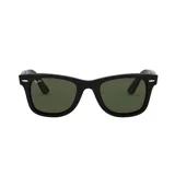 Lentes de sol Ray-Ban Wayfarer negros con lentes verdes polarizadas.