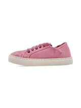 Zapatilla de lona color rosado con suela de goma en tono crema. Diseño de corte bajo con cordones al tono y costuras reforzadas.