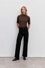 Blusa de punto acanalado en color marrón, con cuello alto y mangas cortas ajustadas.