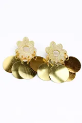 Aros dorados con forma de flor brillante en la parte superior y múltiples discos metálicos colgantes.