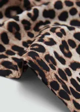 Medias de tejido elástico con estampado de leopardo en tonos marrones y negros.